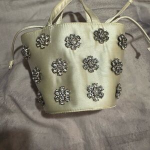 AKIRA FLOWER BUCKET BAG.